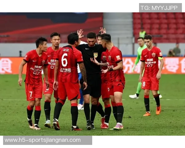 上海海港喜获三连冠更衣室庆祝合影传递冠军荣耀